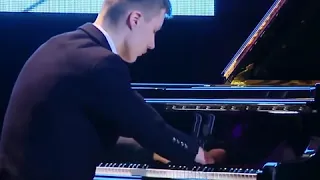 Парень из Татарстана родился без кистей рук, но стал пианистом