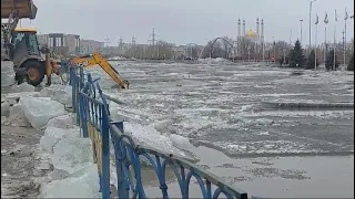 Река затопила улицы в центре Актобе