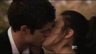 Айзек и Эллисон поцелуй.