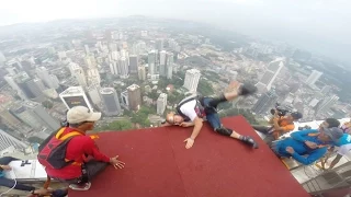 🙀 BASE JUMP GOES HORRIBLY WRONG! Andy Lewis Takes a Dramatic 1,200ft Plunge off KL Tower! 🙀