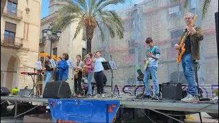 Combo Weirdos amb invitats a Sant Jordi 2024 a la Plaça de la Vila de #vilanovailageltrú.