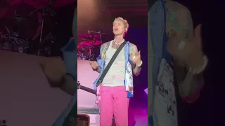 crowd sings mgk's my ex's best friend. "pretend like this is the VMA" | New York, September 14, 2021