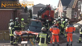 Frau verliert die Kontrolle über ihren PKW und fährt in Baugrube - Feuerwehr rettet Bauarbeiter