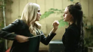 Legacies 4x05 Rebecca stabs Hope with a dagger