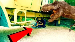 ATTAQUÉS PAR DES DINOSAURES !!! - Dinosaur attack prank & time machine