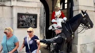 "Adventures at Horse Guard: Tourists Beware of the Clever Equine Tricksters in London!"