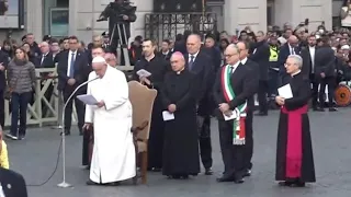 Il Papa si commuove mentre prega davanti alla statua della Madonna: «Avrei voluto portarti il...