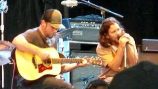 Pearl Jam - Eddie Vedder & Jeff Ament - Bee Girl - Toronto 8/21/09