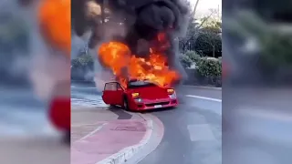 Lustiges Auto fällt aus und stürzt bei der Zusammenstellung ab