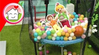 Playmobil Familie Hauser - Ein Bällebad im Trampolin - Sommer Geschichte mit Anna und Lena