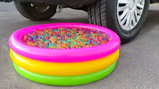 Aplastando Cosas Crujientes con el Coche | Experimento: Globos de Agua y Orbeez VS Rueda de Coche