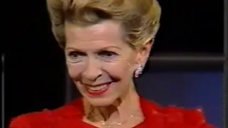 Lana Turner recibe el premio Donostia en el Festival de Cine de San Sebastian en 1994