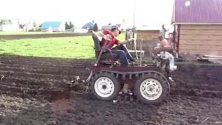 Посадка картофеля гусеничным минитрактором. Planting potatoes with a crawler mini tractor.