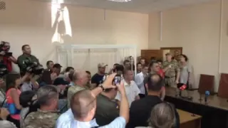 Активісти співають гімн у на суді у справі військового прокурора Кулика, Ч.2,, Київ, 4.07.2016