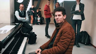 Man tips bottle over when Pianist is playing FIRST LIGHT at Amsterdam Train Station – Thomas Krüger