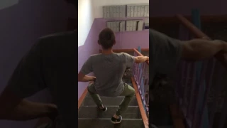 Как правильно спускаться по лестнице