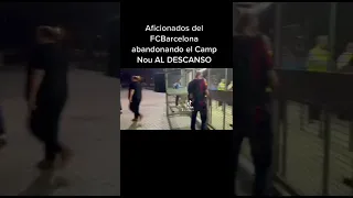 Aficionados del Barça abandonando el Camp Nou al descanso Vs Bayern