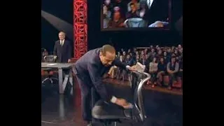 Berlusconi pulisce la sedia di Travaglio