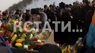 Одна лестница и сотни мужчин превратились в поздравительную открытку ко дню восьмого марта