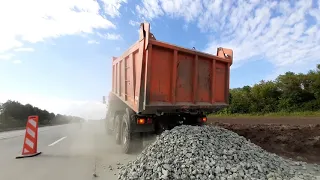 Возведение откосов Автогрейдером! Укладка щебня на Уширение!