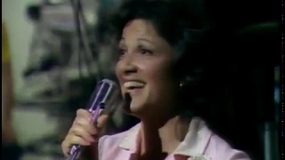 LINDA LAVIN - ALICE (BEHIND THE SCENES) - SINGING WITH PHILIP MCKEON - (CIRCA) MARCH 26, 1977