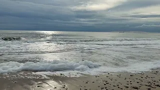 Веселовка. Пусто на пляже, мы одни. Черное море штормит.