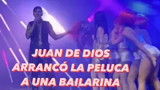 JUAN DE DIOS ARRANCÓ PELUCA A BAILARINA EN CONCIERTO! KIMBERLY SE ASUSTÓ!