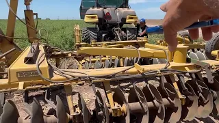 Belleza de trabajo de este tractor CAT Disel power rastreando la tierra valle de Guasave Sinaloa