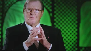 Roger Moore looks with "horror" at Man with the Golden Gun