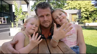 PAPA KOOPT 2 RiNGEN VOOR ZiJN DOCHTERS 💖 | Bellinga Short #209