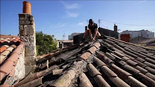 BAD NEWS on the Roof at the ABANDONED House Renovation !