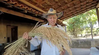 ELE PLANTA SUA COMIDA E CRIA ANIMAIS PRO SEU GASTO