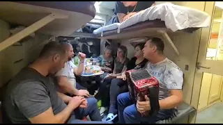 Песни под гармонь в поезде Фантазёр