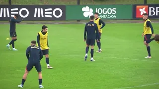 Cancelo se molestó con João Félix por el balón y Cristiano vino a destensar la situación