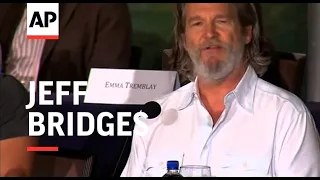 Jeff Bridges reacts to the death of Robin Williams at a press conference for 'The Giver'