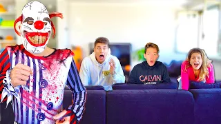 UN CLOWN ENTRA IN CASA CON I NOSTRI AMICI E CI SPAVENTA!!😱