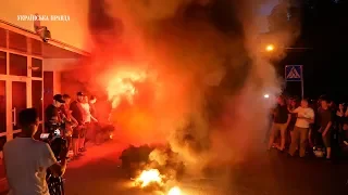 Під МВС у Києві запалили фаєри