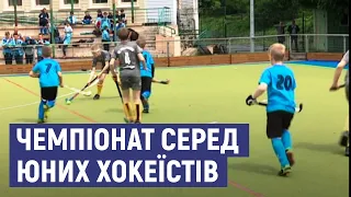 У Сумах стартував чемпіонат України з хокею на траві серед юних хокеїстів