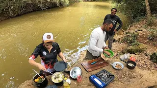 Pescamos e fizemos peixe frito e costela no fogão a lenha na beira do rio