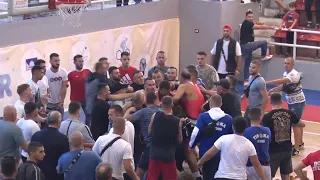 Grushta e shkelma mes tifozëve e boksierëve jashtë ringut në Pallatin e Sportit në Shkodër