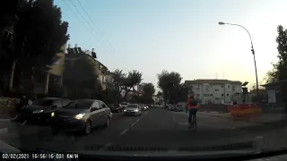 Велосипедист без каски в дороге / רוכב אופניים בלי קסדה בדרך
