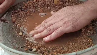 Ouro na areia de construção