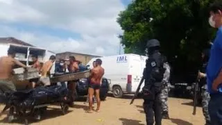 EXCLUSIVA: Reos sacan cuerpos de cárcel de Brasil tras masacre