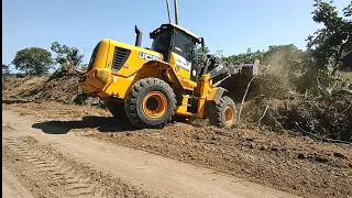 SARGETA CHEIA DE MATA LIMPEZA COM PÁ CARREGADEIRA JCB 426ZX