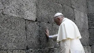 El Papa Francisco rezó en silencio en el campo de exterminio nazi de Auschwitz