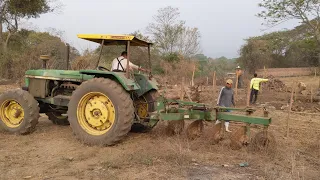 Moviendo de lugar el Arado con Tractor John Deere 3350 #tractores