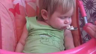 Смешные приколы с детьми!!! спит и ест одновременно!!