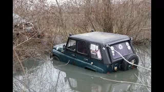 УАЗ на ВОЯКАХ и 31-ом сильвере унижает и вытаскивает ШИШИГУ в болоте off road 4x4