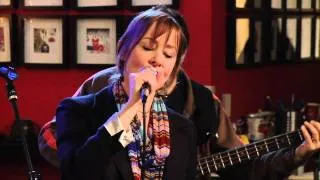 Suzanne Vega performs "Tom's Diner"