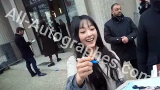 Lee Yoo-mi signing autographs in Paris